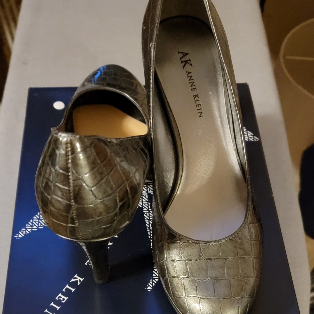 Pumps - Picture 2 of 4